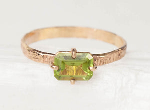 Peridot Crosshatch Band Ring