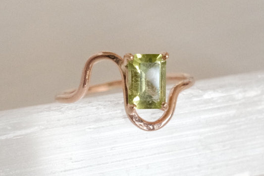 Peridot Fluere Ring