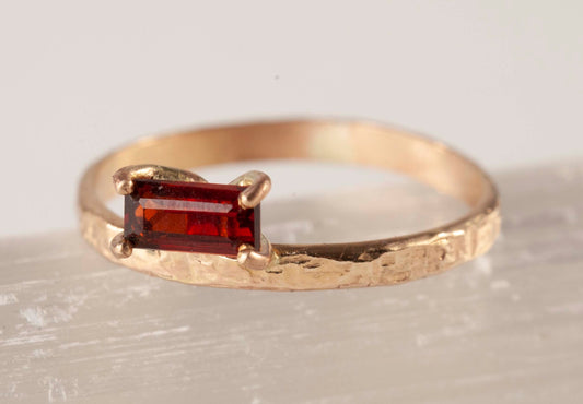 Garnet Ekko Ring